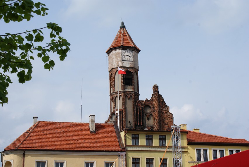 W ocalałej z pożaru wieży gotyckiego ratusza znajdują się...