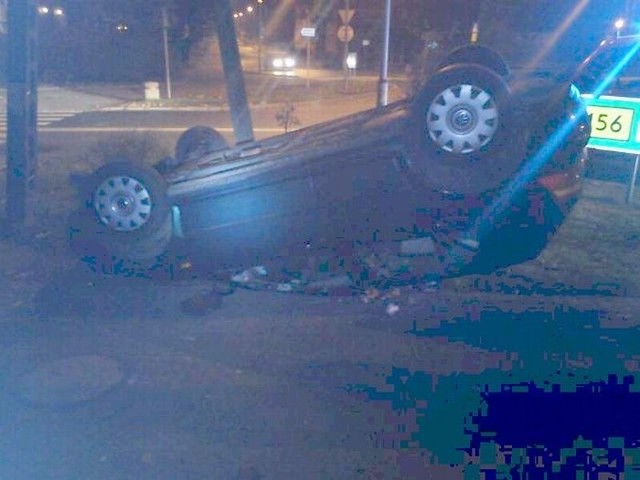 Samochód prowadzony przez pijanego 21-latka ugerzył w drzewo, a potem dachował