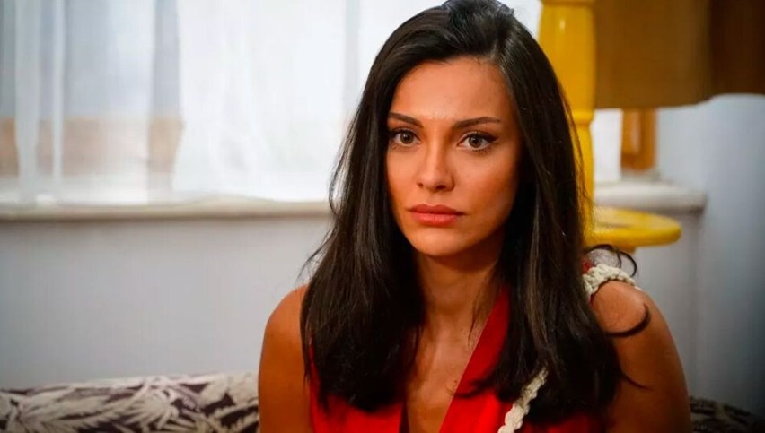 W rolę serialowej Leyli wciela się Tuvana Türkay. Turecka...