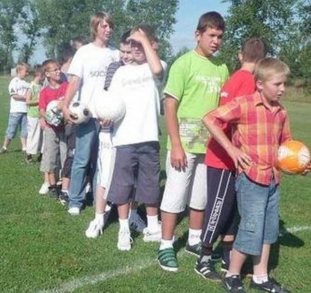 Młodzi entuzjaści piłki nożnej w kolejce do strzelania rzutów karnych.