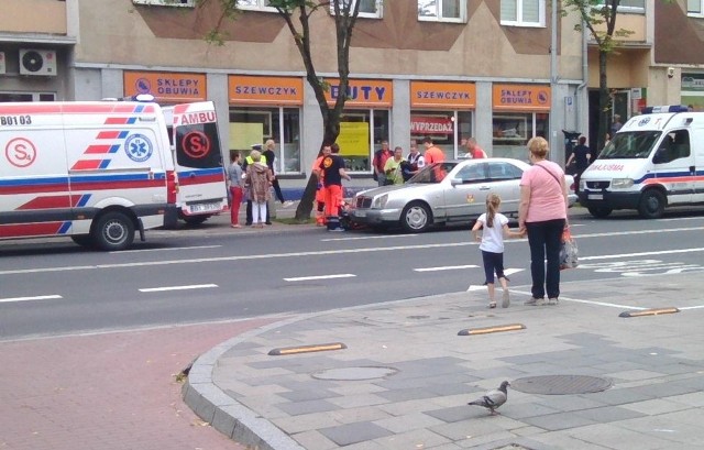 Kobieta wpadła pod taksówkę. Prawdopodobnie wtargnęła na buspas na ulicy Sienkiewicza w Białymstoku.