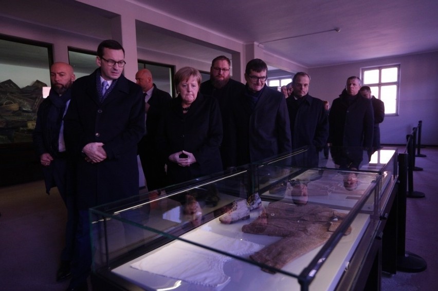 Kanclerz Niemiec Angela Merkel i premier RP Mateusz Morawiecki odwiedzili Muzeum Pamięci Auschwitz-Birkenau [ZDJĘCIA]