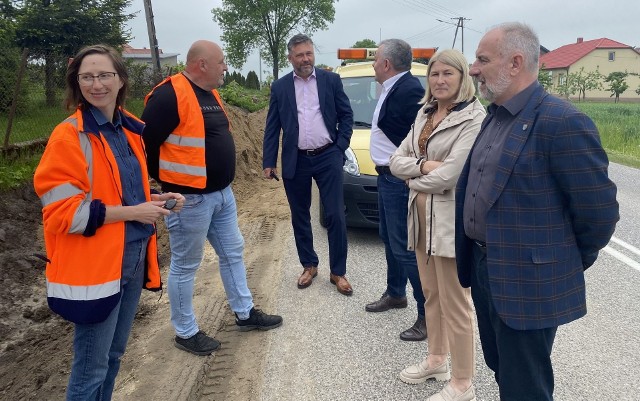 Plac budowy odwiedził Tomasz Jamka, członek Zarządu Województwa Świętokrzyskiego reprezentujący inwestora, czyli Świętokrzyski Zarząd Dróg Wojewódzkich