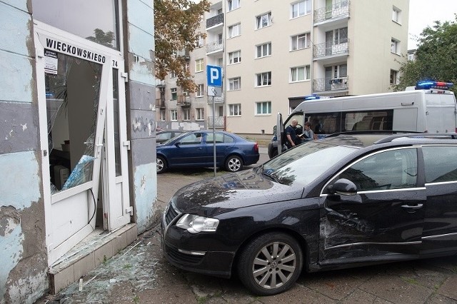 Volkswagen uderzył w peugeota i zatrzymał się na kamienicy.