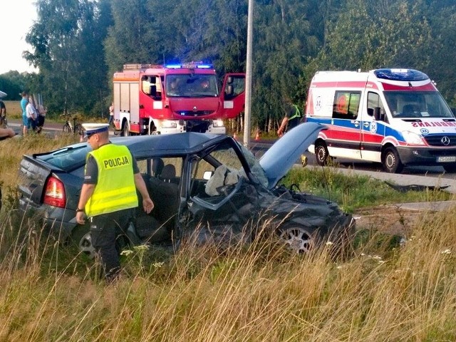 Do wypadku doszło w środę, 15 sierpnia, tuż po godz. 19. Policjanci ustalają przyczyny i szczegółowy przebieg zdarzenia.Na chwilę obecną wiadomo, że kierujący fordem mężczyzna, jadąc ulicą Połczyńską od strony Koszalina w kierunku Konikowa, z nieustalonych przyczyn zjechał na przeciwległy pas ruchu. Na pas, którym prawidłowo jechał osobowy opel. By uniknąć zderzenia ze zbliżającym się z naprzeciwka fordem, kierujący oplem mężczyzna również zjechał na przeciwległy pas. W tym momencie kierowca forda zorientował się, że jedzie pod prąd i wrócił na właściwy – prawy pas ruchu, uderzając czołowo w opla.Cztery osoby (pasażerowie opla) zostały przewiezione do szpitala. Ze wstępnych informacji wynika, że obrażenia dwóch z nich są ciężkie. Na miejscu wypadku pomoc otrzymał pasażer forda.Szczegóły zajścia wyjaśni policyjne dochodzenie.Zobacz także Droga krajowa nr 20. Wypadek na rogatkach Szczecinka