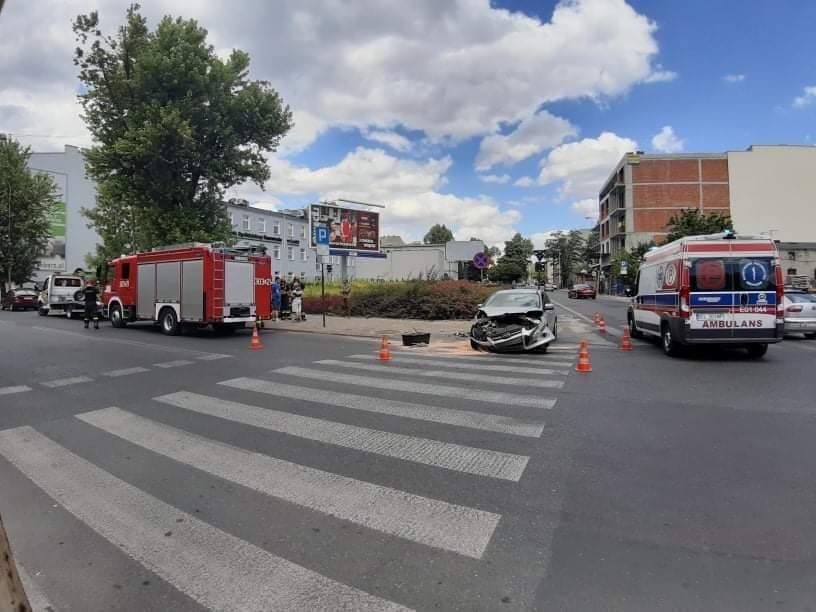 Wypadek na skrzyżowaniu ulic Skłodowskiej - Curie z Żeromskiego w Łodzi. Doprowadził do niego mężczyzna bez prawa jazdy! ZDJĘCIA
