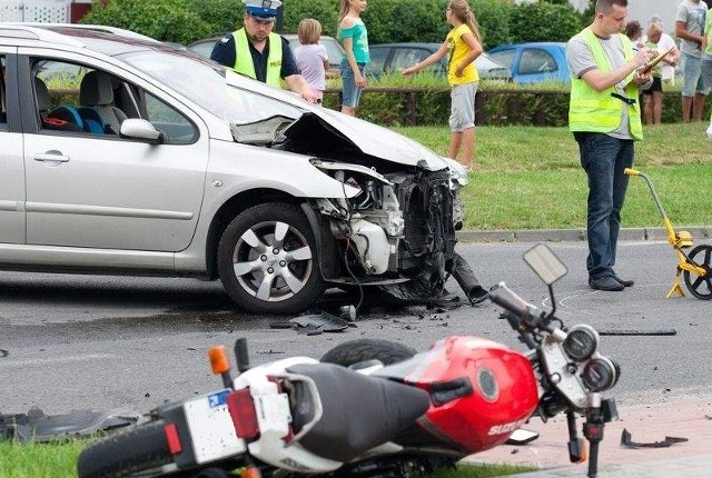 Tak wyglądał motocykl i peugeot po zderzeniu, w którym zginął 17-letni chłopak. 