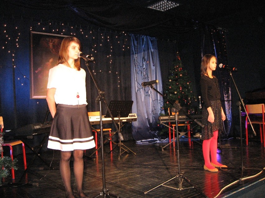 Śpiewają Maria Żłobecka i Monika Chmielewska.