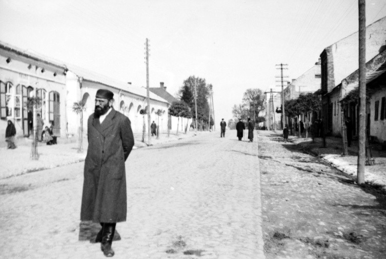 Żyd na ulicy Miechowa, 1918-1939