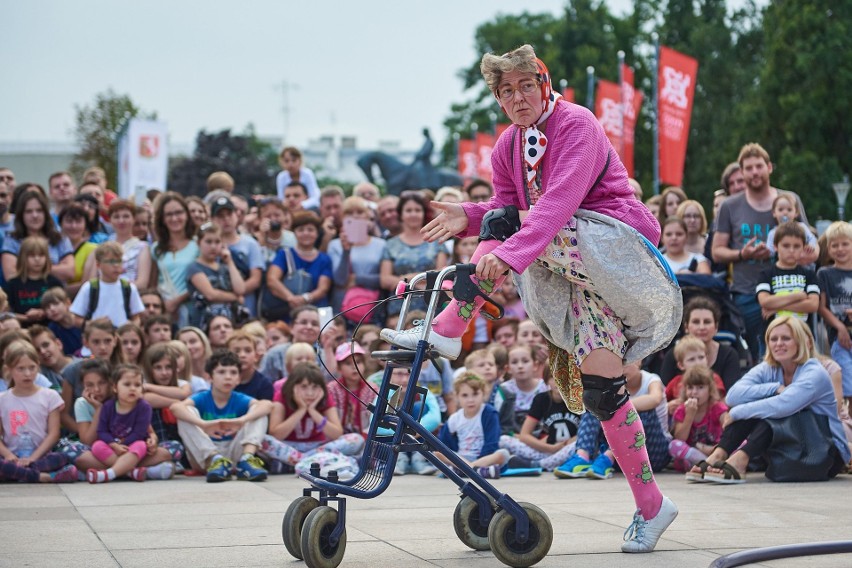 Uliczne spektakle to specyfika lubelskiego festiwalu. W tym...