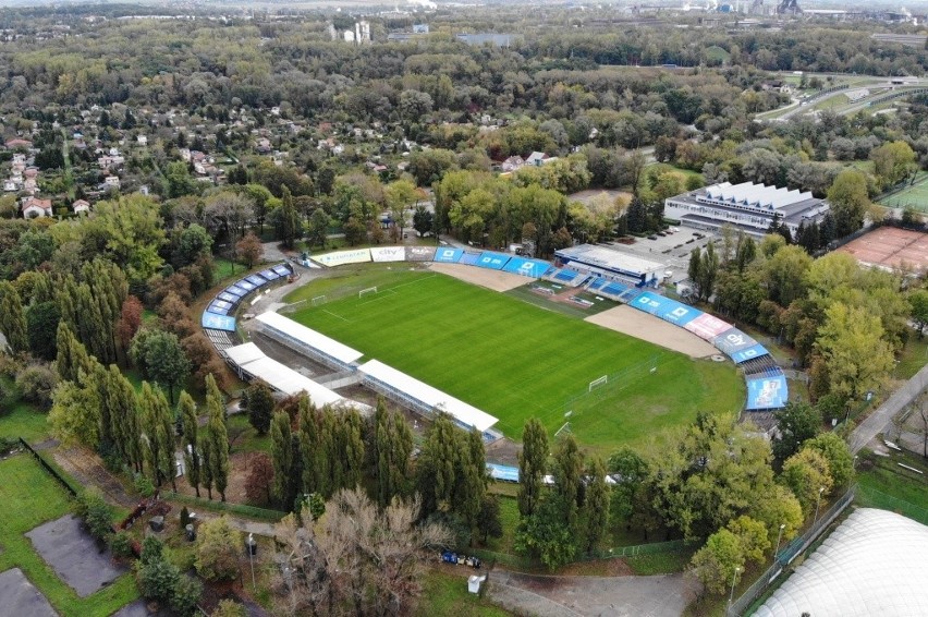 Kraków. Dwie trybuny, jedna przed drugą na stadionie Hutnika. Jak długo potrwa to kuriozum? [ZDJĘCIA]