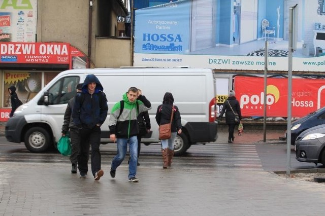 Skrzyżowanie w centrum Kielc z nowym oznakowaniem, czy sygnalizacją świetlną? (WIDEO)