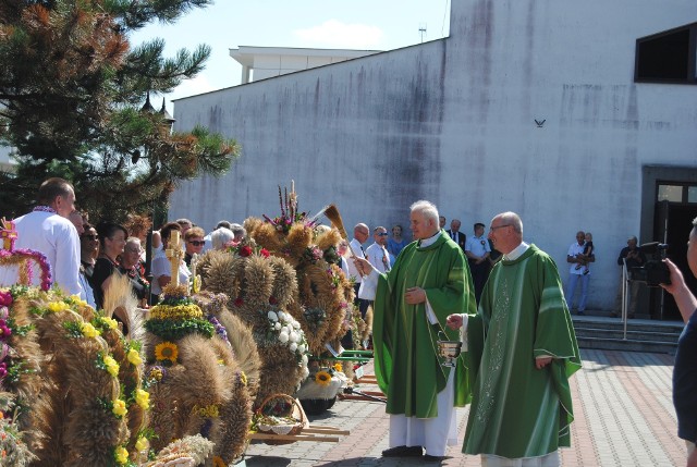 Wieńce poświęcił ksiądz prałat Zygmunt Pawlik, włoszczowski dziekan i proboszcz parafii Wniebowzięcia Najświętszej Maryi Panny we Włoszczowie.. Obok ksiądz kanonik Leszek Dziwosz, proboszcz parafii błogosławionego księdza Józefa Pawłowskiego z Grona 108 Męczenników we Włoszczowie. Więcej na następnych zdjęciach >>>