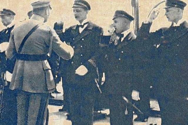 Fotografia z miesięcznika „Morze” uwiecznia dekoracje marynarzy orderami „Virtuti Militarii” podczas pobytu Józefa Piłsudskiego w Toruniu w czerwcu 1921 roku
