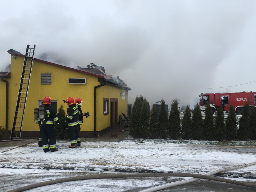 Groźny pożar w pow. chełmińskim. Strażacy walczą z ogniem