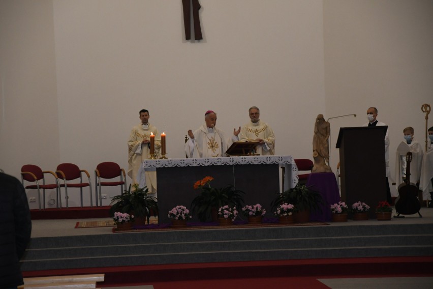 Biskup Marian Florczyk poświęcił krzyż w parafii świętego Antoniego w Kielcach. Wzruszająca homilia przywołująca dramat na Ukrainie