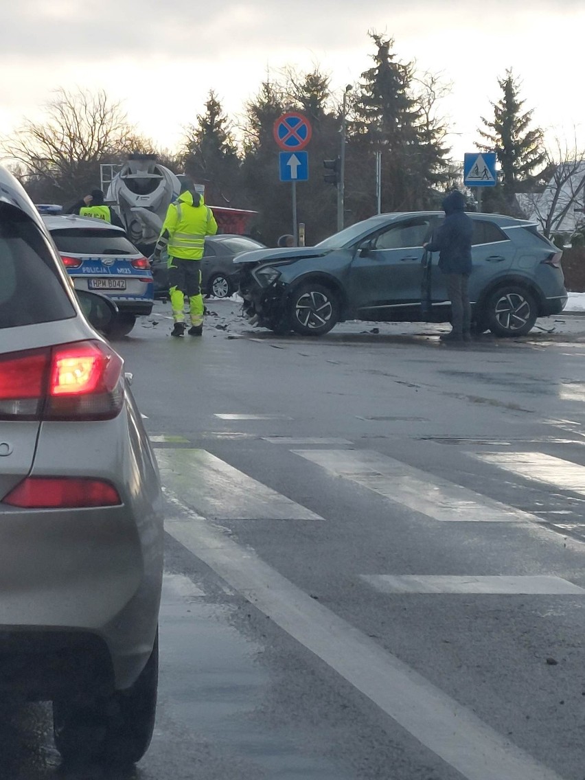 Białystok. Wypadek przy sądzie, dwa samochody rozbite, dwie osoby trafiły do szpitala