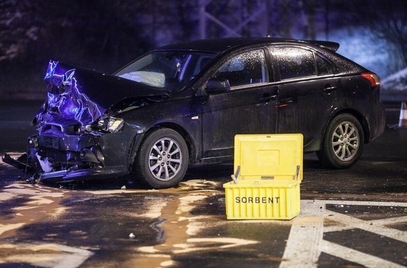 Wypadek na al. Bandurskiego. Dwie osoby w szpitalu [zdjęcia]