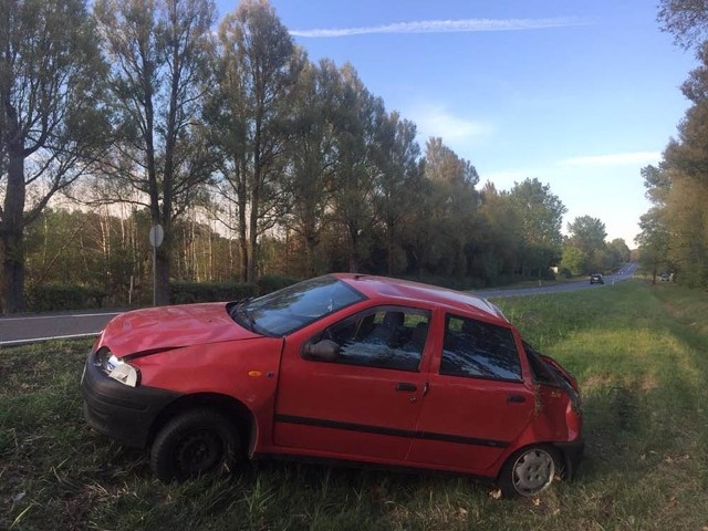 Do zdarzenia doszło w sobotę, 8 września, na wysokości Świdnicy. W fiacie, którym jechało małżeństwo, pękła opona. Auto wypadło z drogi i koziołkowało. Na miejsce przyjechała zielonogórska policja i karetka pogotowia ratunkowego. Na szczęście nikomu nic się nie stało. Na drodze nie było poważnych utrudnień w ruchu.NIECODZIENNE ZDJĘCIA Z DWÓCH WYPADKÓW K. SULECHOWA [GALERIA CZYTELNIKA].Zobacz też: POLREGIO. KOSTRZYN NAD ODRĄ. 1 WRZEŚNIA WYRUSZYLIŚMY NA PODBÓJ TWIERDZY KOSTRZYN