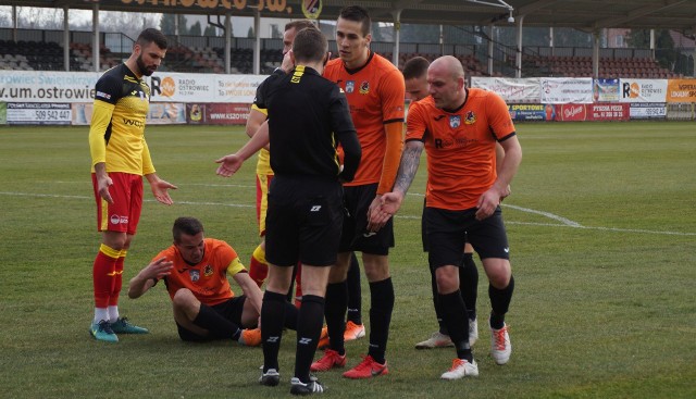 Nie udał się debiut trenera Marcina Sasala w roli trenera KSZO 1929, Jego zespół na inauguracje przegrał z Podhalem 2:3, obydwie bramki zdobył pozyskany w przerwie zimowej Wojciech Trochim.KSZO 1929 Ostrowiec Św. - Podhale Nowy Targ 2:3 (0:2)Bramki: Wojciech Trochim 49 karnego, 52 - Maciej Tonia 33, Michał Nawrot 44 z karnego, 59.KSZO 1929: Lipiec Ż - Chudyba (67 Dereń),  Tadrowski, Mężyk, Kaczmarek ż - Laskoś Ż, Trochim, Mąka, Persona - Chrzanowski (67 Bełczowski), Grunt Ż (73 Gębalski)Podhale: Szukała -  Lepiarz, Mączka, Nawrot, Mrówka - Potoniec, Lewiński, Tonia, Mianowany - Witkowski, Dynarek.Gdy w 90 minucie spotkania KP KSZO 1929 Ostrowiec Świętokrzyski – Podhale Nowy Targ do egzekwowania rzutu karnego szykował się Wojciech Trochim kibice byli niemal pewni, że hutnicza jedenastka w inauguracyjnym meczu tej wiosny wywalczy remis. Niestety, tak się nie stało. Nasz pomocnik strzelił bardzo mocno, ale piłka trafiała w poprzeczkę. Już w doliczonym czasie gry zespół KSZO szturmował bramkę przeciwnika. Niestety bez efektu bramkowego. Początek meczu należał do pomarańczowo- czarnych. To nasi zawodnicy grali szybciej i częściej atakowali. To jednak goście do 15 minuty meczu mogli prowadzić 2-0. Napastnicy Podhala nie wykorzystali dwóch sytuacji sam na sam z bramkarzem. W tym fragmencie meczu doskonale bronił nasz golkiper Paweł Lipiec. Niestety dobra passa została przerwana w 33 minucie meczu kiedy to ładnym strzałem na bramkę KSZO popisał się Maciej Tonia i było 1-0 dla Podhala. W 44 minucie spotkania nasz bramkarz faulował zawodnika Podhala w polu karnym. Sędzia podyktował jedenastkę, którą pewnie na bramkę zamienił Michał Nawrot. Goście schodzili do szatni z dwubramkową przewagą, a kibice byli lekko podłamani. Początek drugiej części meczu to doskonała gra piłkarzy KSZO, a szczególnie lidera zespołu Wojciecha Trochima, który najpierw skutecznie wykorzystał rzut karny, a chwilę później po bardzo ładnej akcji nasz pomocnik popisał się pięknym strzałem i był remis 2- 2. Niestety w 60 minucie meczu błąd obrony KSZO, ładny strzał Michała Nawrota i goście zdobywają prowadzenie 3-2, którego nie oddadzą już do końca meczu. Mecz KSZO- Podhale był bardzo dobrym widowiskiem piłkarskim obfitującym w mnóstwo akcji, interwencji bramkarzy i to co kibice lubią najbardziej w dużą ilość strzelonych goli.Po meczu powiedzieli:Marcin Zubek- trener Podhala.  To był szalony mecz, ale w Ostrowcu zawsze gra nam się ciężko. Byliśmy do tego meczu bardzo dobrze przygotowani. Szkoda dwóch  dobrych sytuacji na początku meczu, bo już wtedy mogliśmy prowadzić 2- 0. Później moja drużyna wzięła się solidnie do pracy i na efekty nie trzeba było długo czekać. Początek drugiej połowy to przewaga KSZO. Zostaliśmy zepchnięci do defensywy. Na szczęście dla nas mecz zakończył się naszym zwycięstwem.Marcin Sasal – Trener KSZO Ostrowiec.  W pierwszej połowie zagraliśmy bardzo nerwowo. Gra nie była zorganizowana. Druga połowa to bardzo dobry występ moich podopiecznych. Mieliśmy mnóstwo sytuacji bramkowych. Zabrakło szczęścia pod koniec meczu. Drużyna pokazała, że ma duży potencjał, a zawodnicy potrafią grac w piłkę. Zawodnicy pokazali wole walki.(MAJ)