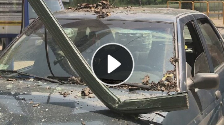 Wypadek w Chorzowie. Samochód wjechał w przystanek