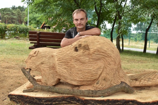 Bobry są wykonane z drewna dębowego. Ich wyrzeźbienie zajęło kilka dni. Każdego dnia od 6 do 10 godzin pracy.