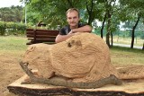Bobrowice/Dychów: Wielkie rzeźby bobrów Piotra Zielińskiego zdobią miejscowość oraz całą gminę (ZDJĘCIA, WIDEO)