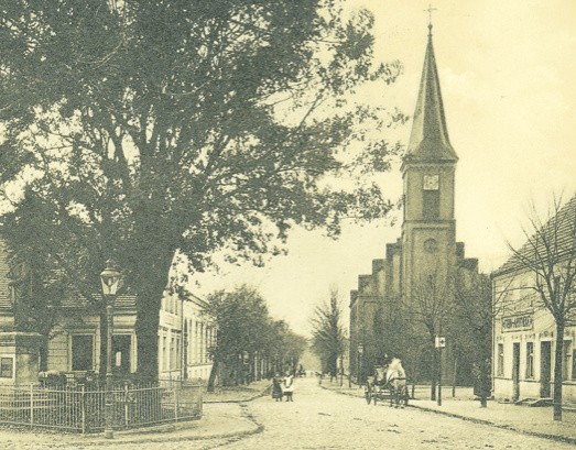 Na zdjęciu panorama kościoła z 1914 roku.