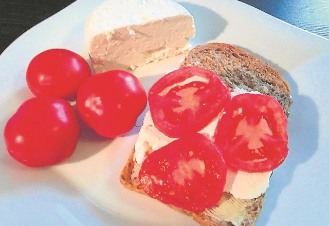 Oto konkursowe śniadanie dla Maciusia - chleb żytni z ziarnami na zakwasie, pomidor z domowego ogródka i chudy twarożek