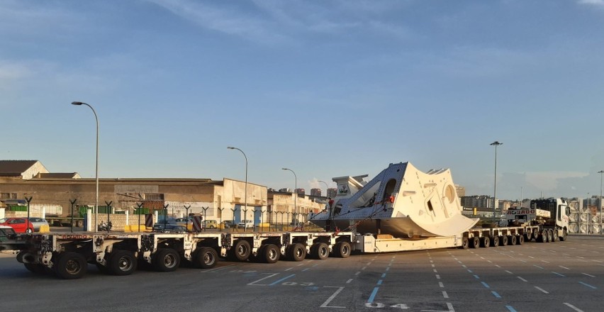 Maszyna TBM jest transportowana w częściach. Wiele jej...