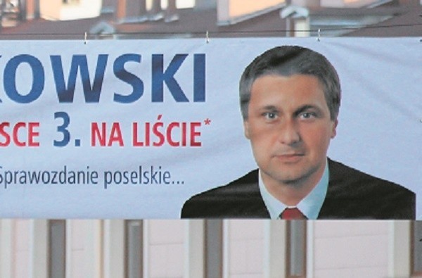 Banerem z logiem Prawa i Sprawiedliwości poseł Łukasz Zbonikowski promuje się m.in. przy ulicy Brzeskiej we Włocławku