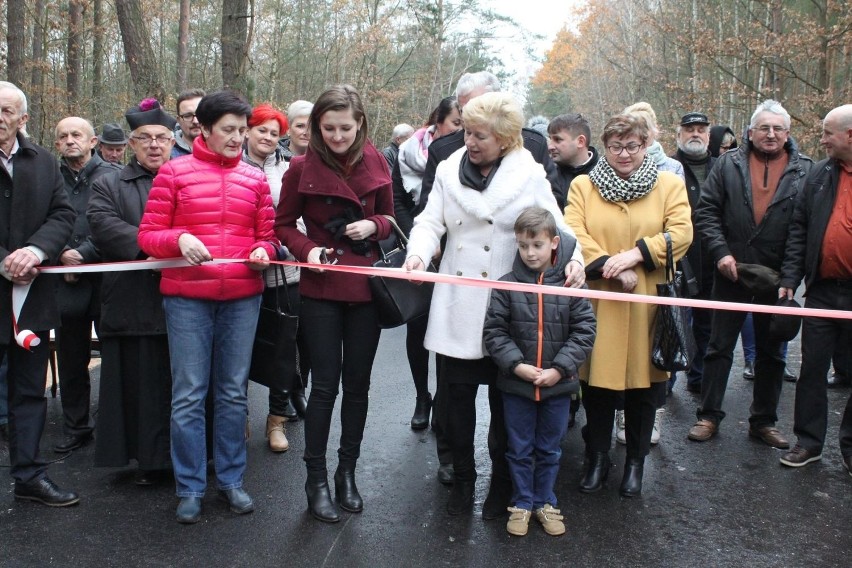 W oficjalnym otwarciu drogi uczestniczyło kilkunastu...