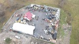 W powiecie lęborskim z drona namierzono nielegalny demontaż pojazdów
