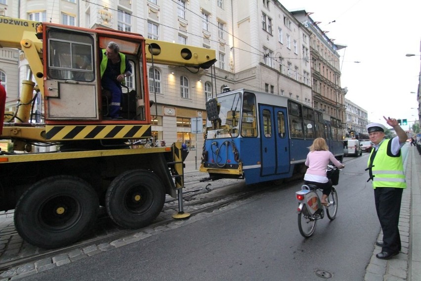 Przy Dworcu Głównym wykoleił się tramwaj  [ZDJĘCIA]