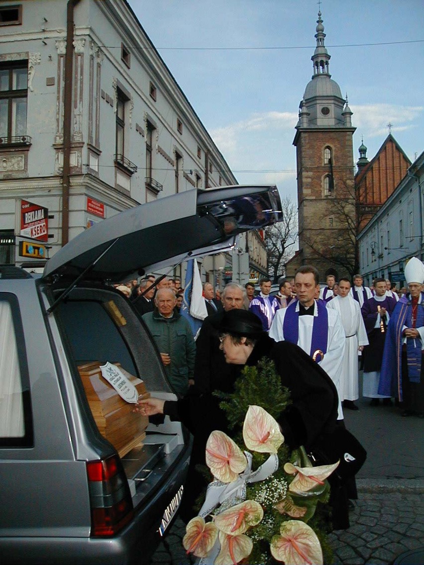 Tak dwie dekady temu sądeczanie żegnali ks. prałata Stanisława Lisowskiego [ZDJĘCIA ARCHIWALNE]