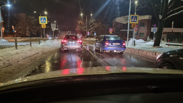 Na drogach w Świętokrzyskiem we wtorek rano było bardzo ślisko. Na zdjęciu ślizgawica około 6 rani na ulicy IX Wieków Kielc.