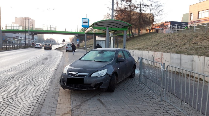 Nikomu nic się nie stało, ale przystanek jest zniszczony