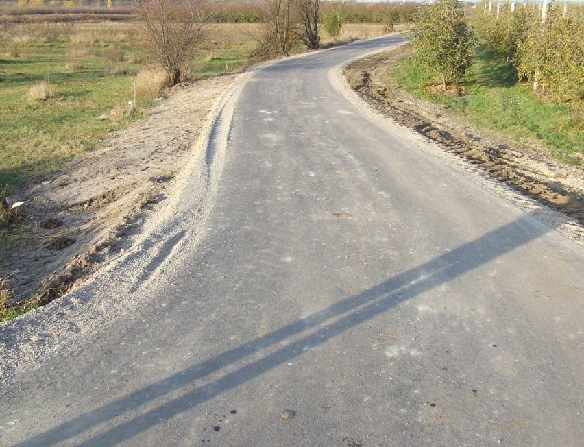 Wyremontowaną drogą rolnicy w miejscowości Błonie, w gminie Koprzywnica dojadą do pól i sadów [ZDJĘCIA]