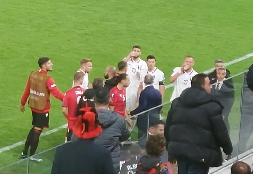 Polska wygrała 1:0 bardzo ważny mecz z Albanią. "Gorąco" na trybunach, butelki na boisku, przerwany mecz [ZDJĘCIA]