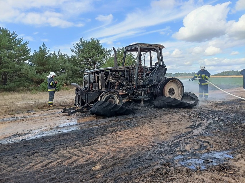 Pożar ciągnika rolniczego w Grądach. Ciągnik spłonął na polu. Do pożaru doszło 14.09.2022