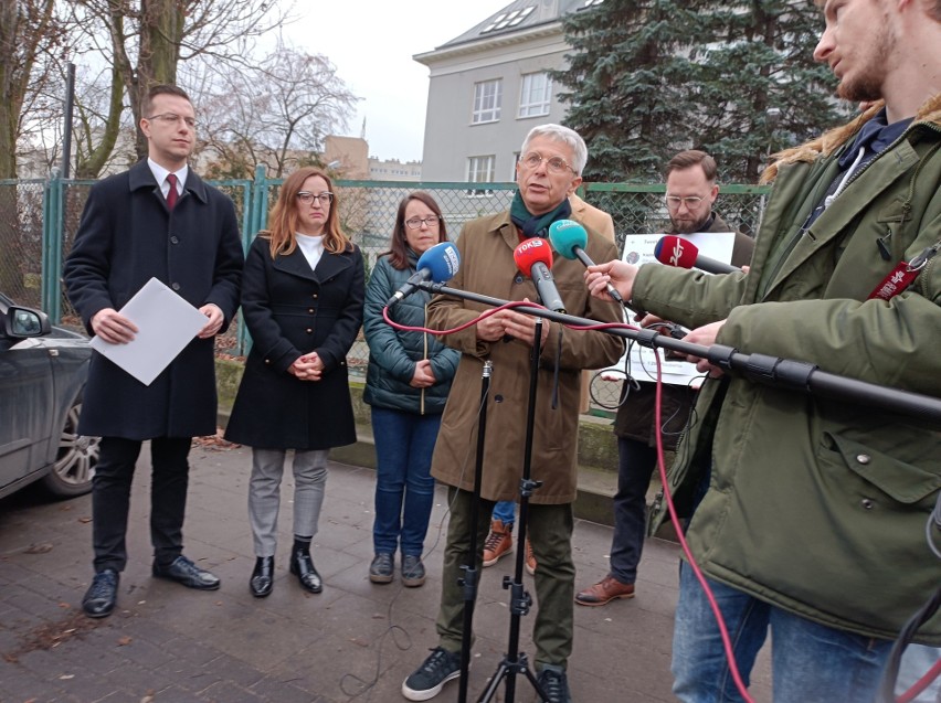 Konferencja prasowa gdańskich radnych KO przed Centrum...