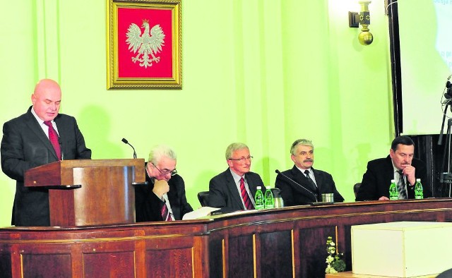 Z radą pożegnają się: Stefan Chomoncik (drugi z lewej) - wiceprzewodniczący, Jerzy Wituszyński - przewodniczący, Grzegorz Dobosz i Jan Opiło - wiceprzewodniczący. Na mównicy Ryszard Nowak