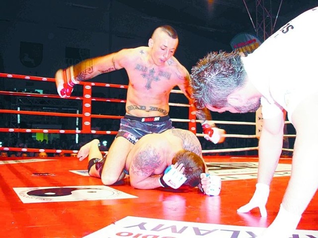 Krzysztof &#8222;Chińczyk&#8221; Pietraszek z MMA Team Ełk w pierwszej rundzie pokonał Adama Kowalskiego.