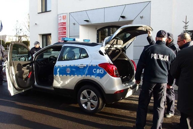 Policjanci ze Złotnik Kujawskich otrzymali nowy radiowóz. To samochód marki Opel Mokka.Zakup pojazdu dofinansował Urząd Gminy Złotniki Kujawskie. Z rąk wójta Witolda Cybulskiego kluczyki do radiowozu odebrał kierownik posterunku asp. szt. Tomasz Szyperski. W uroczystości uczestniczyli również radni, policjanci oraz komendant powiatowy insp. Marcin Ratajczak.Komendant podziękował władzom gminy za wsparcie. Zaznaczył, że dla poprawy bezpieczeństwa ważne jest współdziałanie policji i władz samorządowych. LICZ SIĘ ZE ŚWIĘTAMI - MIKOŁAJ DO WYNAJĘCIA.