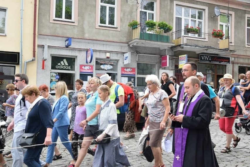 Pielgrzymka z Chełma na Jasną Górę. Pątnicy już w drodze. Zobacz zdjęcia i wideo