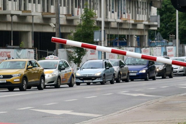 Średnia prędkość samochodów wyjeżdżających rano z ulicy Zwycięskiej wynosi 2 km/h.
