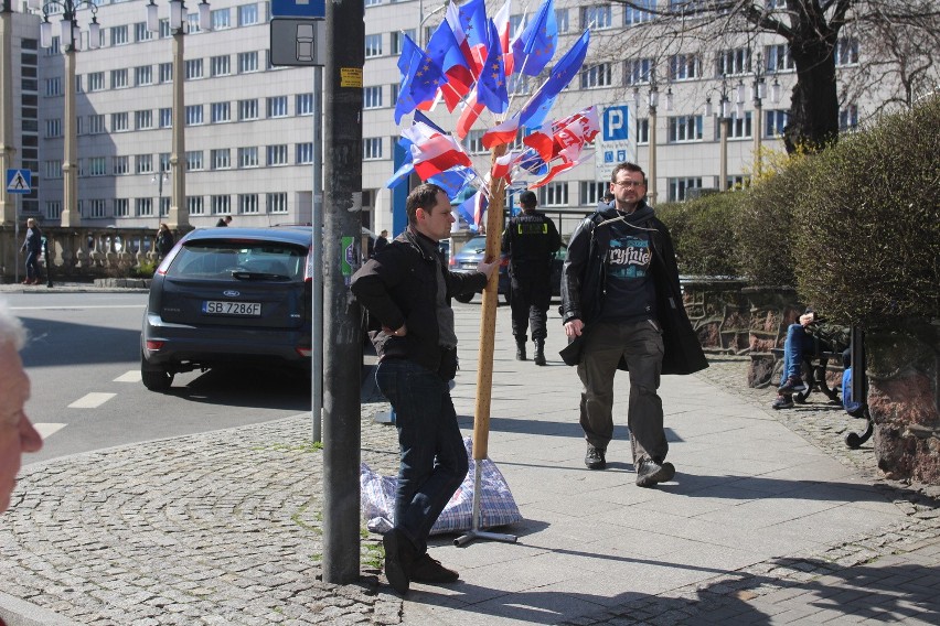 Działacze i sympatycy KOD manifestują w Katowicach na placu...