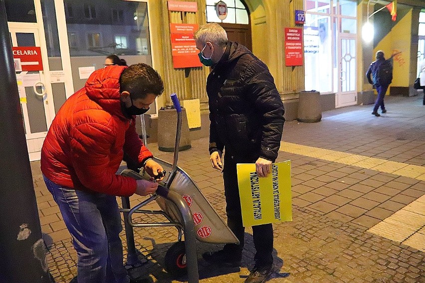 Protest kierowców przeciw korkom w Łodzi. Przywieźli taczkę do Zarządu Dróg i Transportu w Łodzi