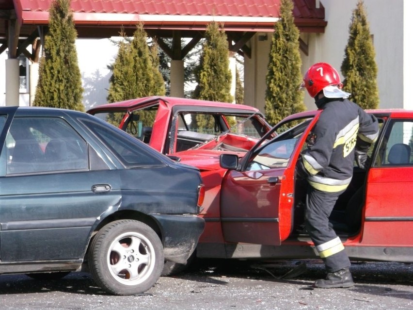 Wypadek na trasie Wrocław - Środa Śląska. BMW wjechało w inne auto [ZDJĘCIA]