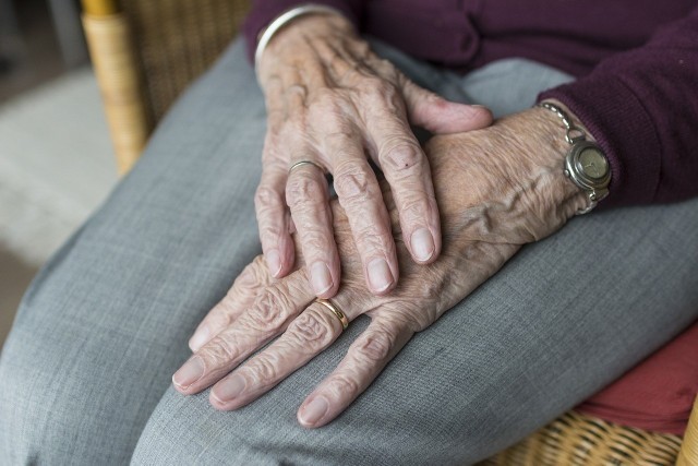 Charakterystyczne drżenie rąk to nie wszystko... Jakie sygnały świadczą o tym, że grozi nam choroba Parkinsona?